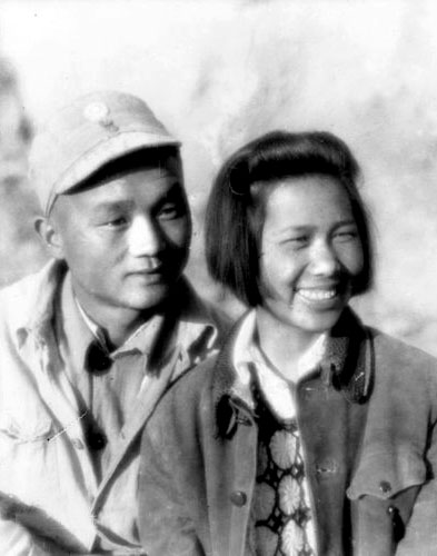 她和毛主席合影主席说：“女同志是半边天，要站在中间”