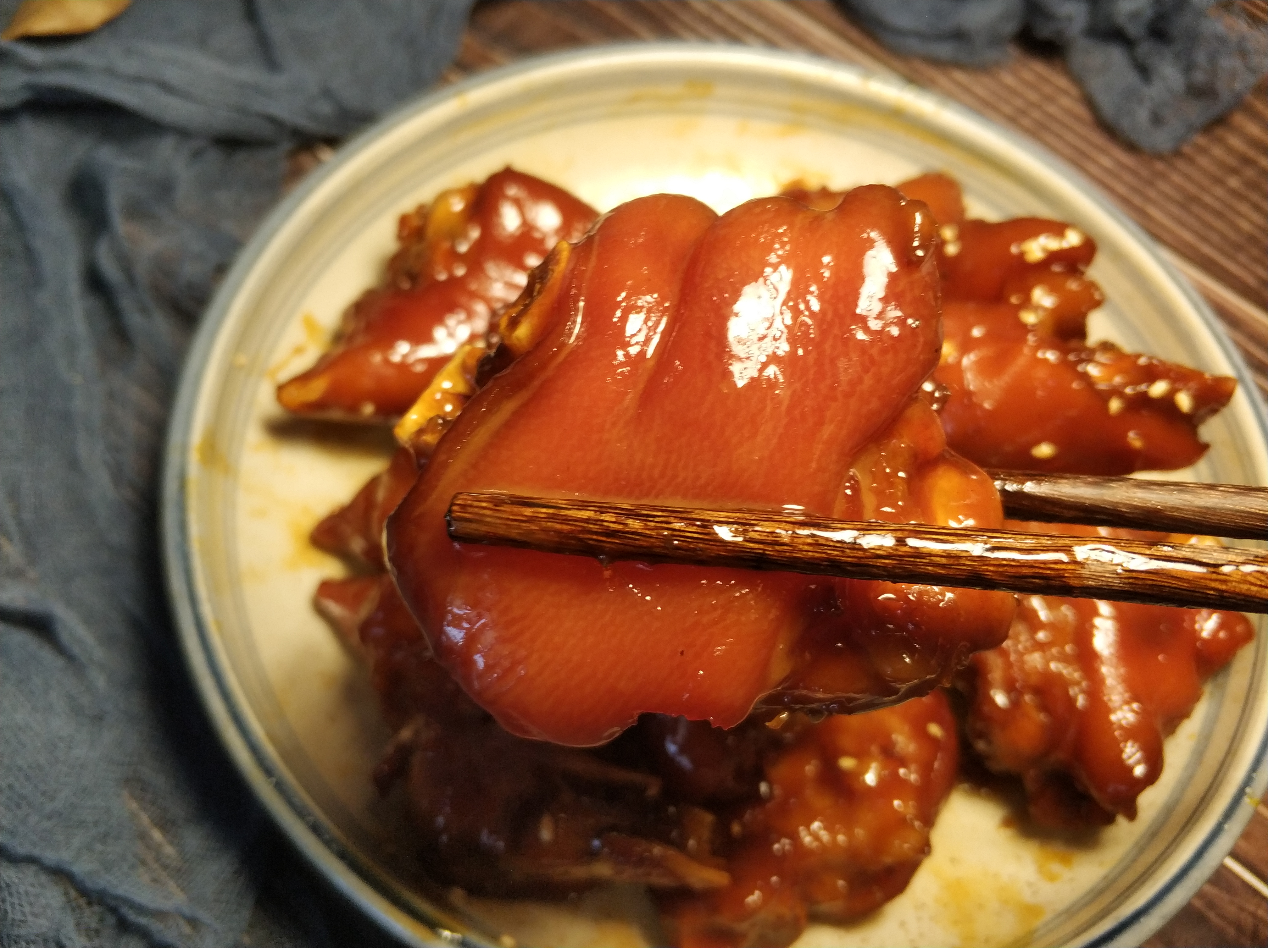 红烧猪蹄怎么颜色红亮,红烧猪蹄怎么做才软烂不腥臭