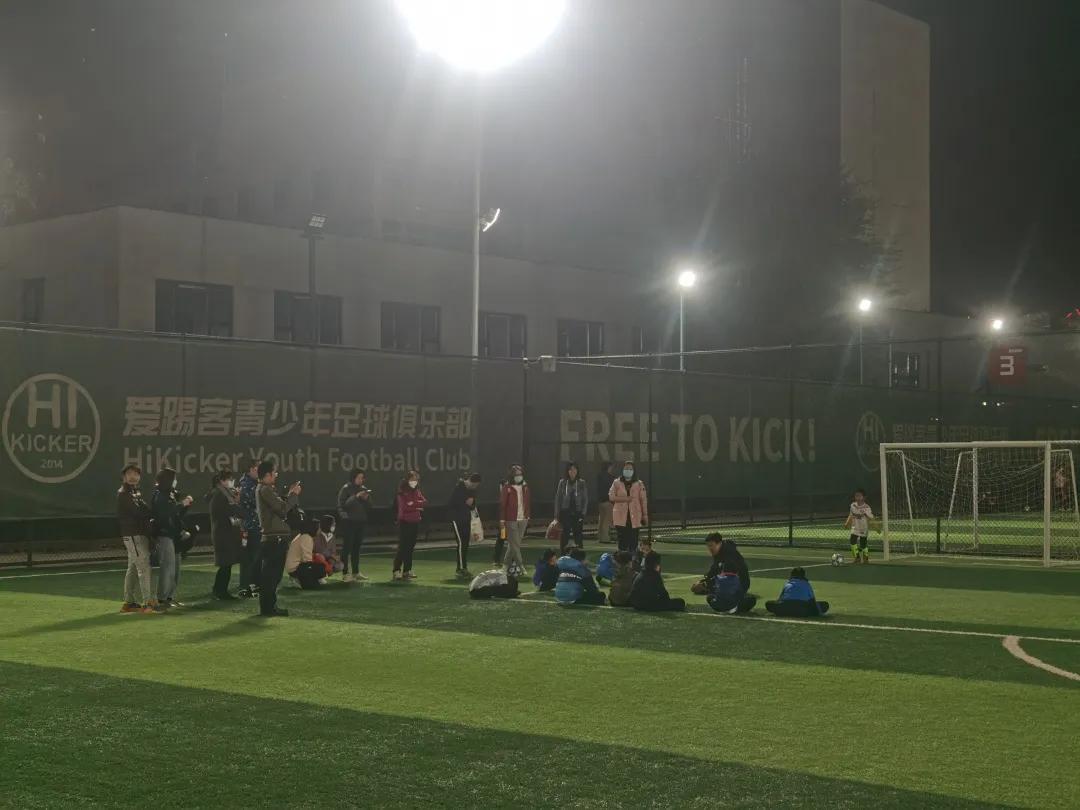 一个孩子的成长取决于哪些因素,一个18岁的小孩凭什么当足球教练