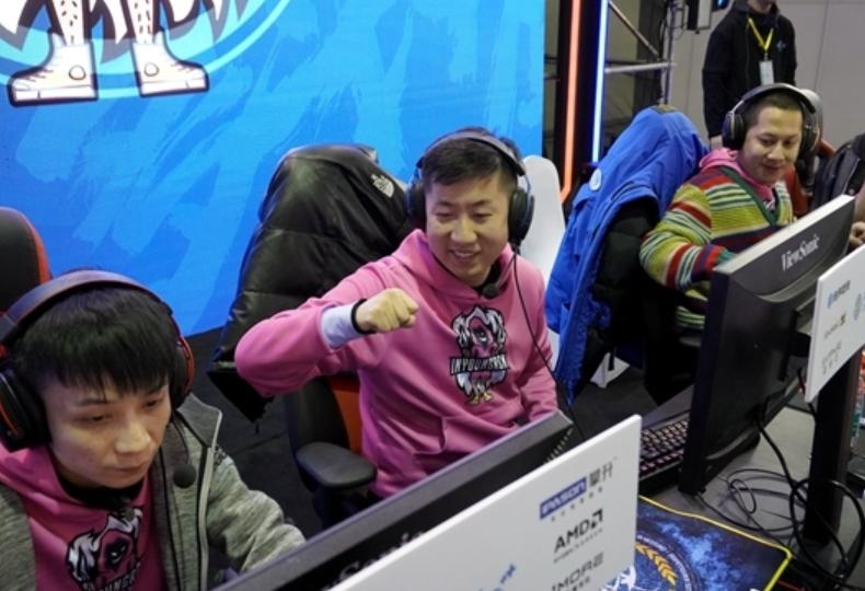 QUQU炸鱼出意外，击杀30人后被队友踢出游戏，理由让水友哭笑不得