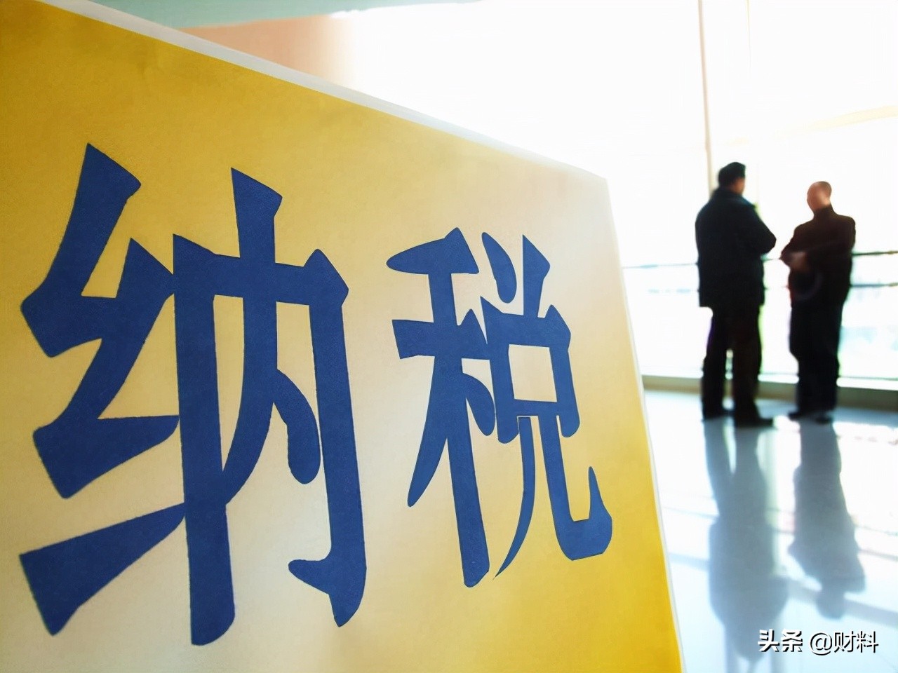 彩票中奖1500万最后到手多少钱,中奖100块钱彩票