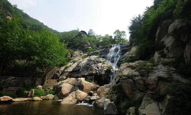 济南九如山美如画，瀑布似雪映入山间，一次游园终身免费