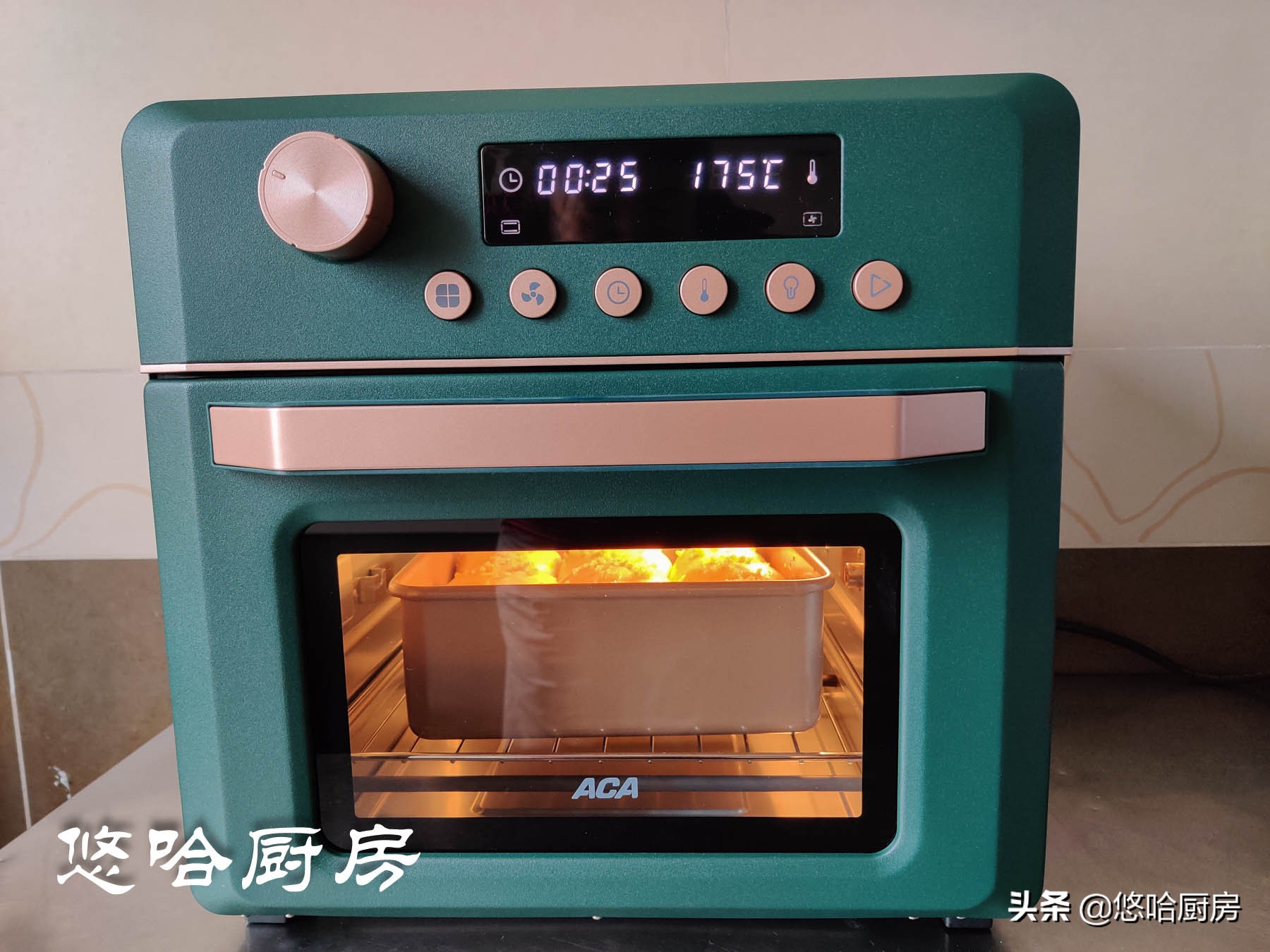 爱吃面包不用花钱买,香甜的松软小面包快快动手制作吧