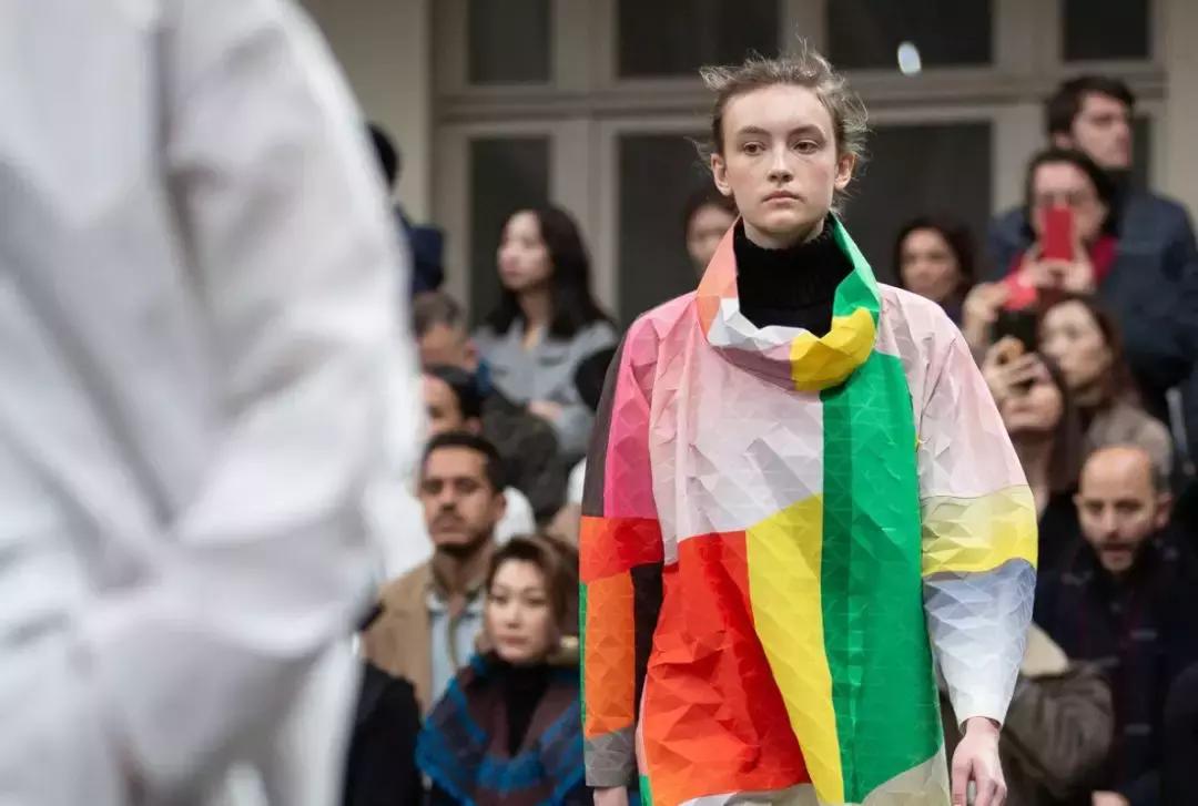 森马控股人邱光和质押部分股份；“绿洲”涉嫌抄袭IOS版下架