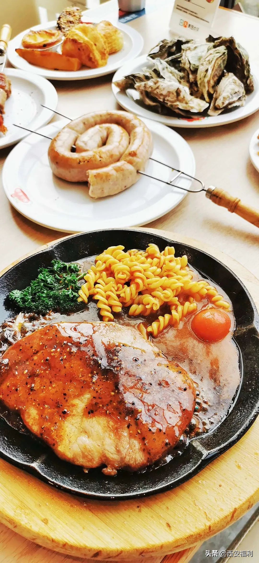 吃过他家的牛排，才知道啥叫牛排自助餐。难怪这么多人排队也去吃