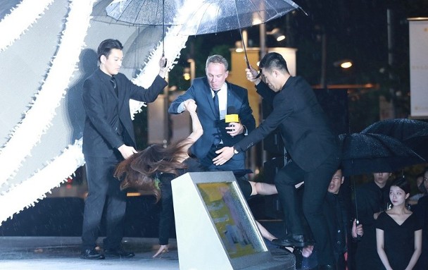 意外真摔光脚退场,粉丝滤镜被她狠怼,舒淇还是那个任性女侠啊