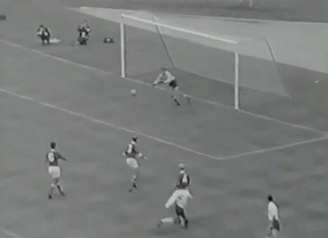 苏联黑蜘蛛,前苏联门将雅辛简介