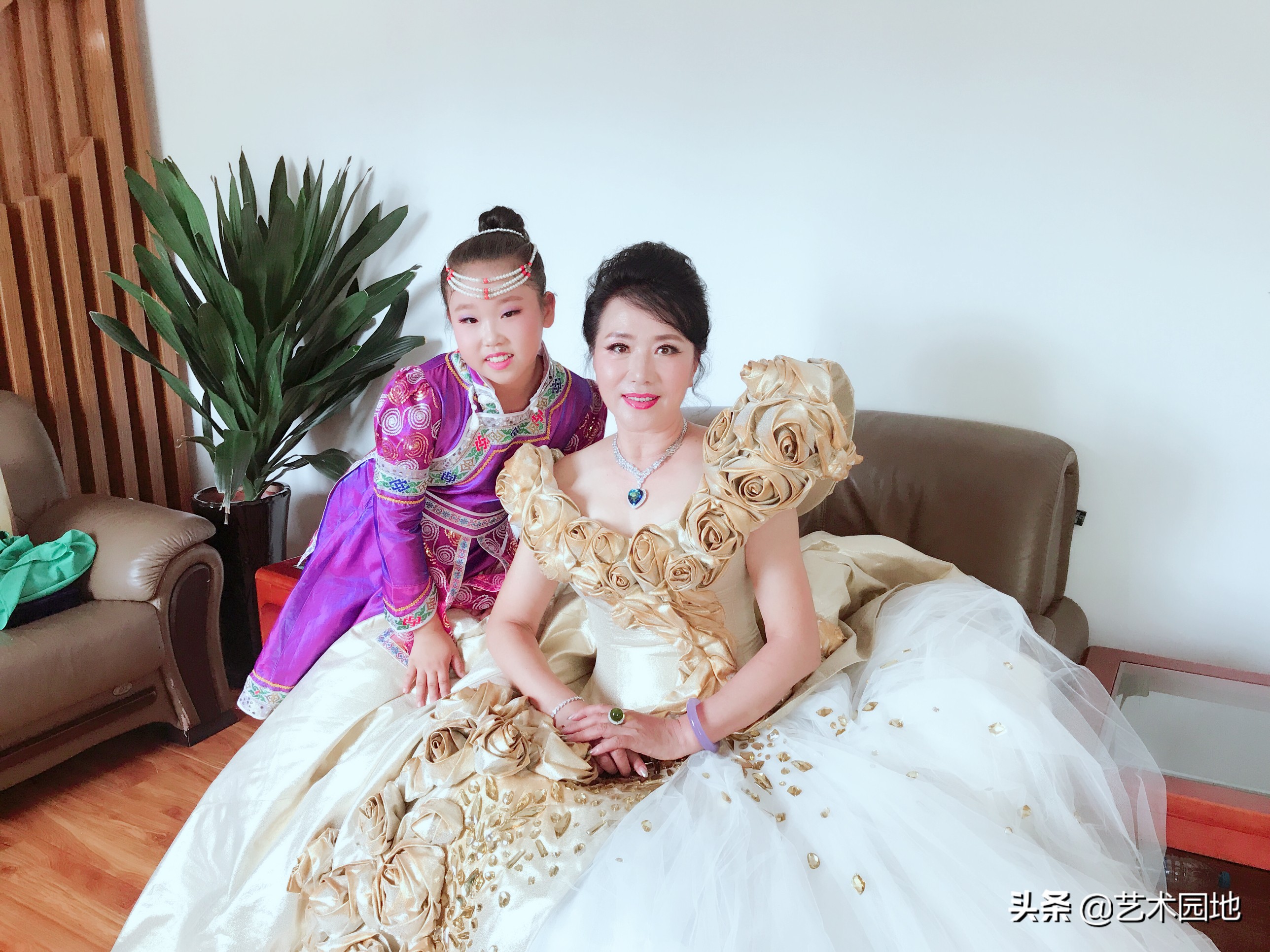 演员萨日娜年轻照片,萨日娜歌曲完整版