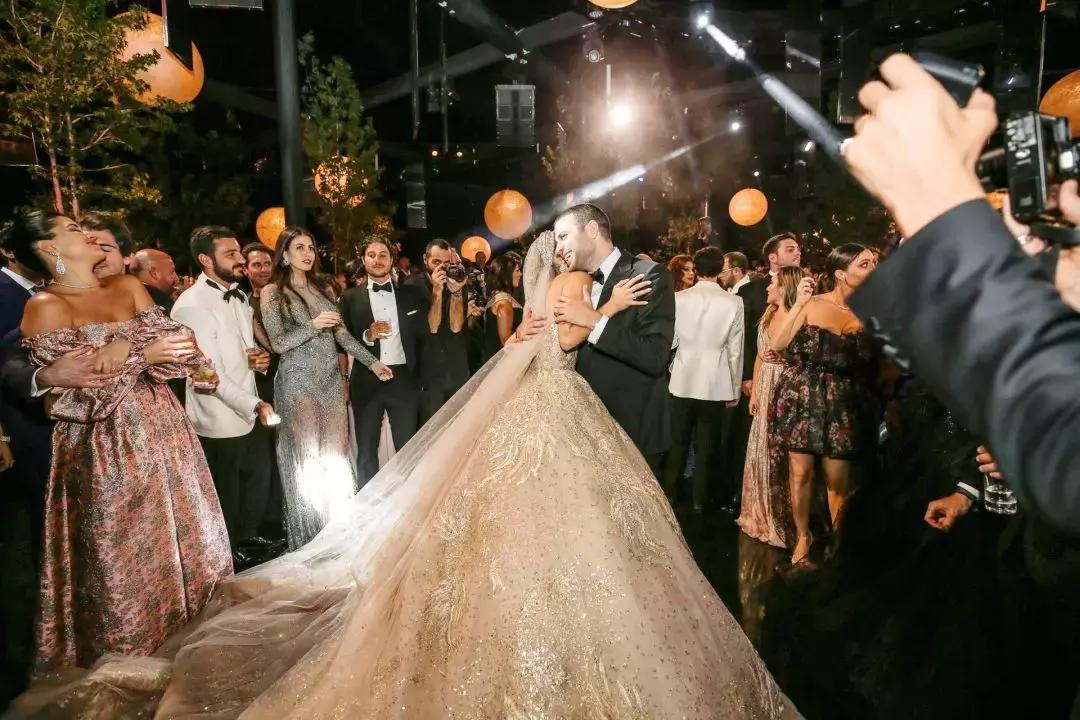 15万颗施华洛世奇水晶,eliesaab婚纱