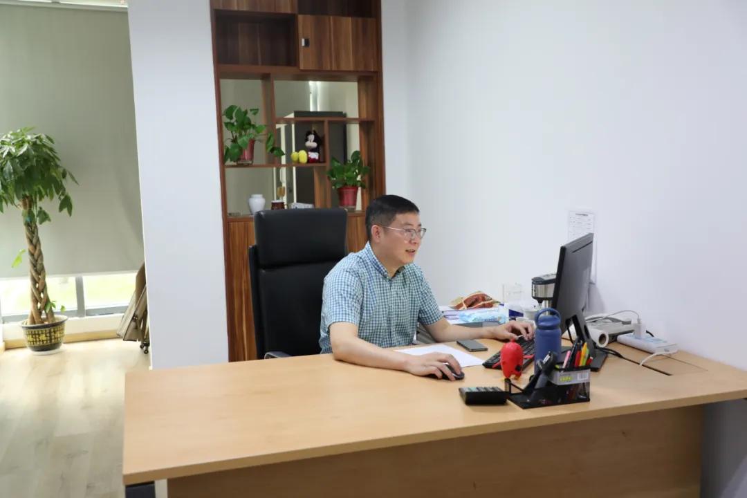 建楼高耸入云，梦想脚踏实地