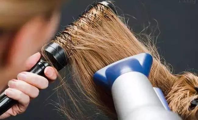 发尾发黄分叉怎么补救,3分钟头发干了
