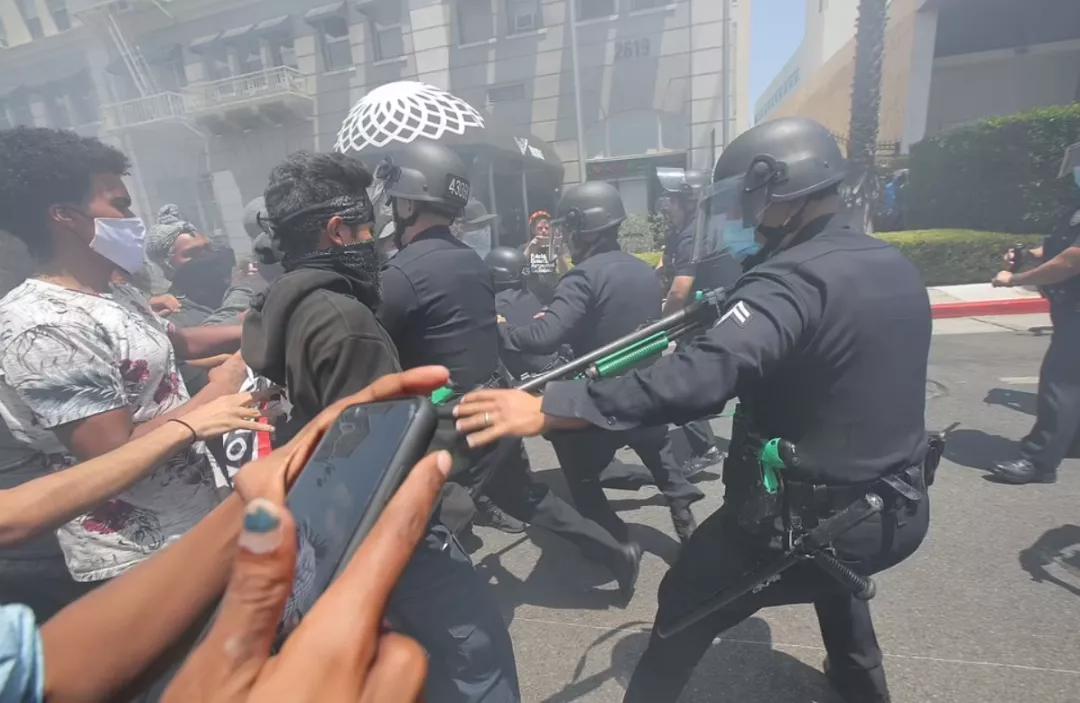 “她还有XX，怎么能进女洗手间”美国民众因跨性别者事件爆发互殴