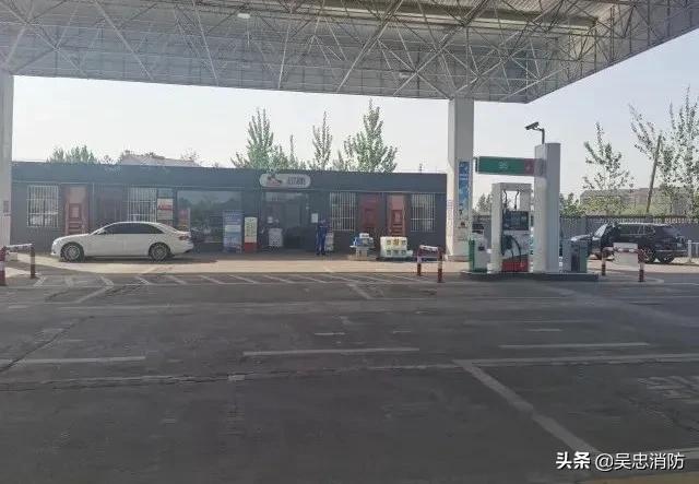 汽车加油发动机起火怎么办,加油时车辆突然起火应怎么处理