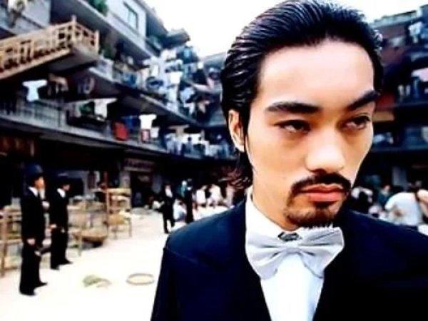 被周星驰第一位签约的女郎,周星驰最早被谁签约