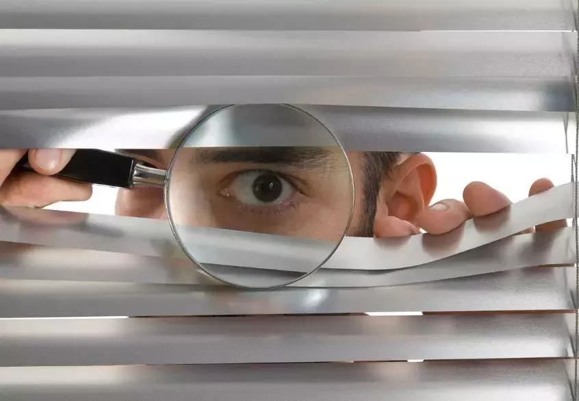 充电宝、电子钟、蓝牙音箱……它可能隐身在各处，还接受定制……揭秘“针孔摄像头”背后的灰色产业链！