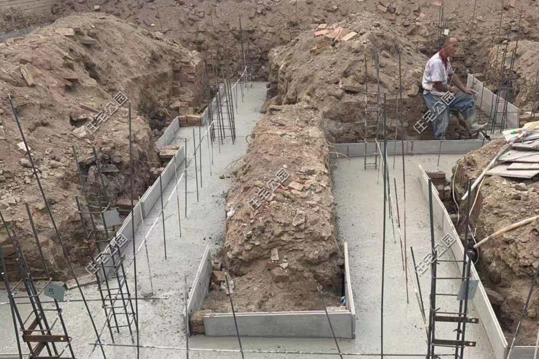 农村浇顶自建房,农村修建两层房屋15万小别墅