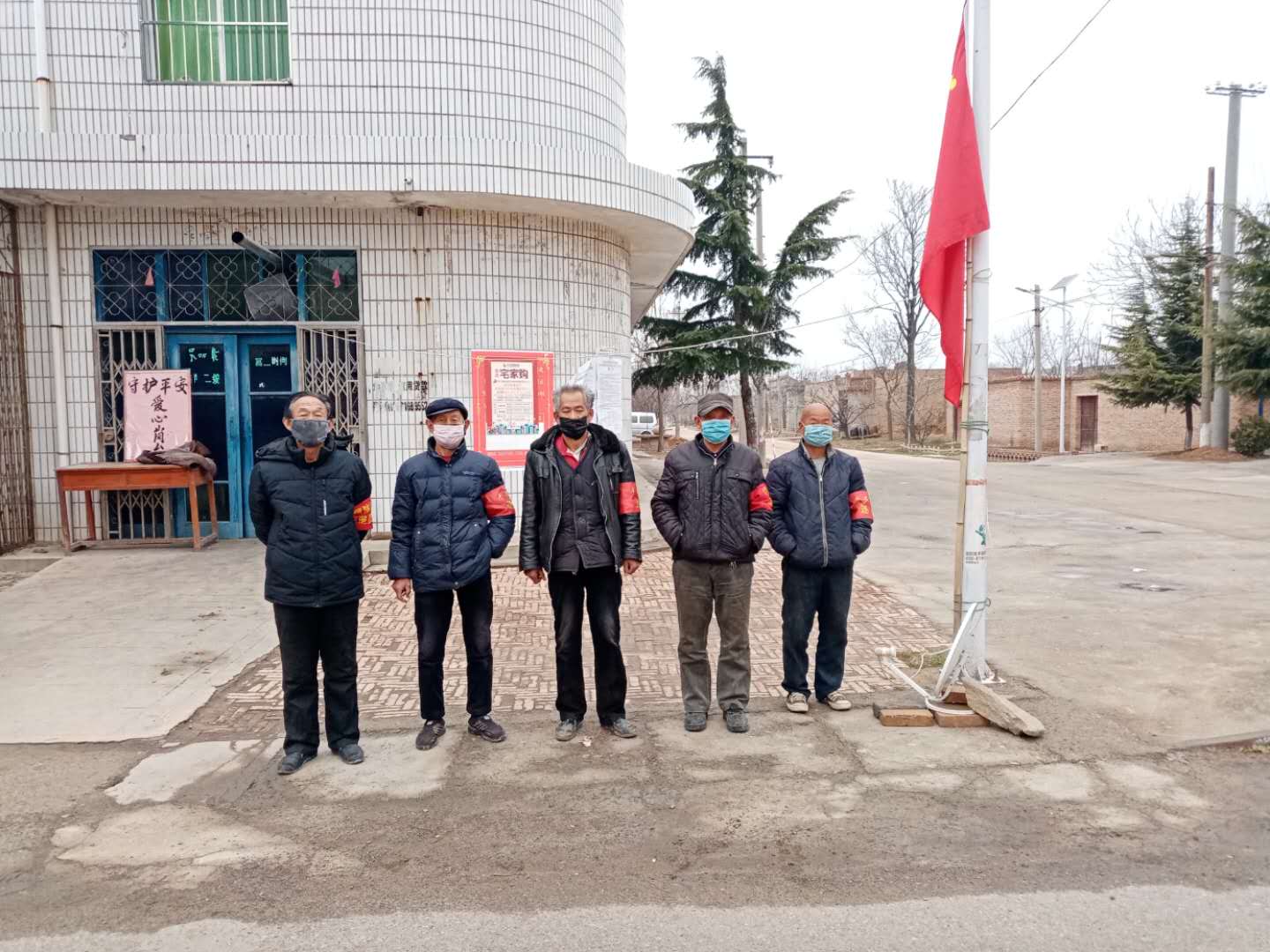 致敬坚守战疫一线的社区工作者,致敬乡村防控疫情值守员