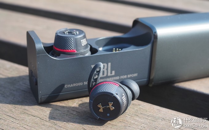 JBLUAFLASH运动耳机,jbl蓝牙运动耳机使用方法