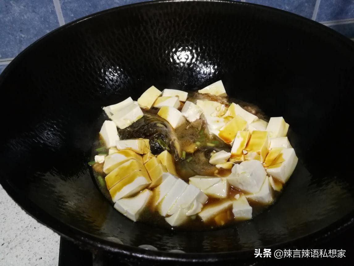 鱼头炖豆腐要不要把鱼头先腌一下,鱼头豆腐怎么去腥臭味