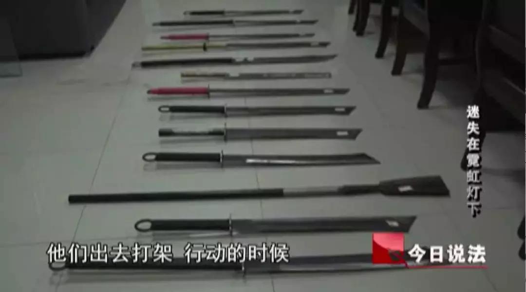 今日说法|30多人街头斗殴，牵出涉黑案件，主犯被判死刑，缓期两年执行