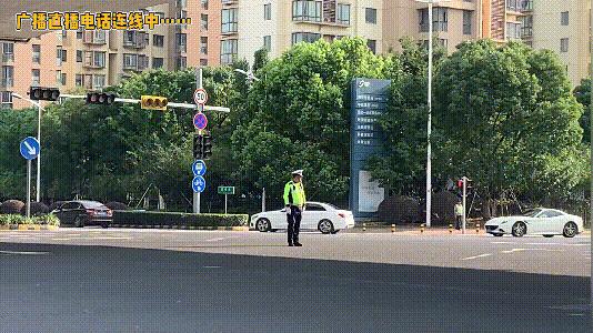 前一秒正常后一秒无缘无故发脾气,高速随意变道后悔莫及