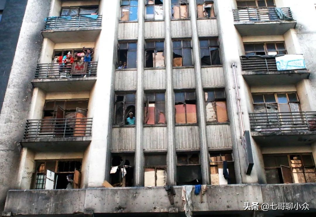 电影里的大厦倒塌现场,电影里建筑物突然崩塌的片段