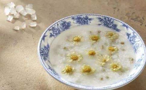 早上起来被自己眼睛吓到,眼周围的脂肪粒会自己消除