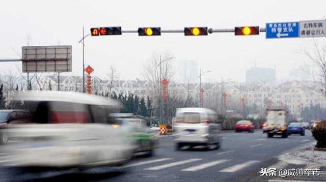 刚过停止线黄灯亮了算闯红灯吗,路过停止线变红灯算闯红灯吗
