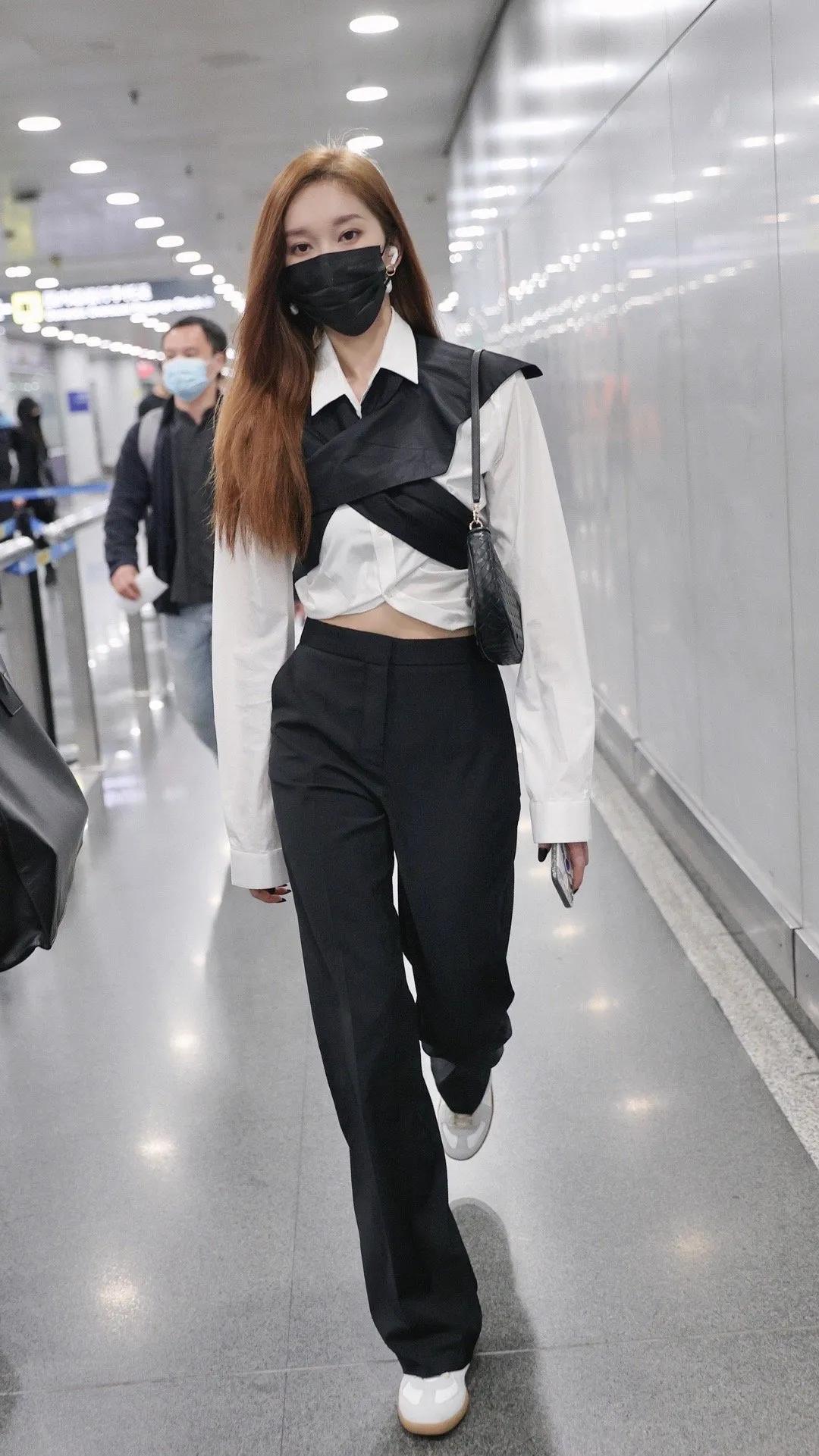 德训鞋奶油蓝白,白百何黑色德训鞋穿搭