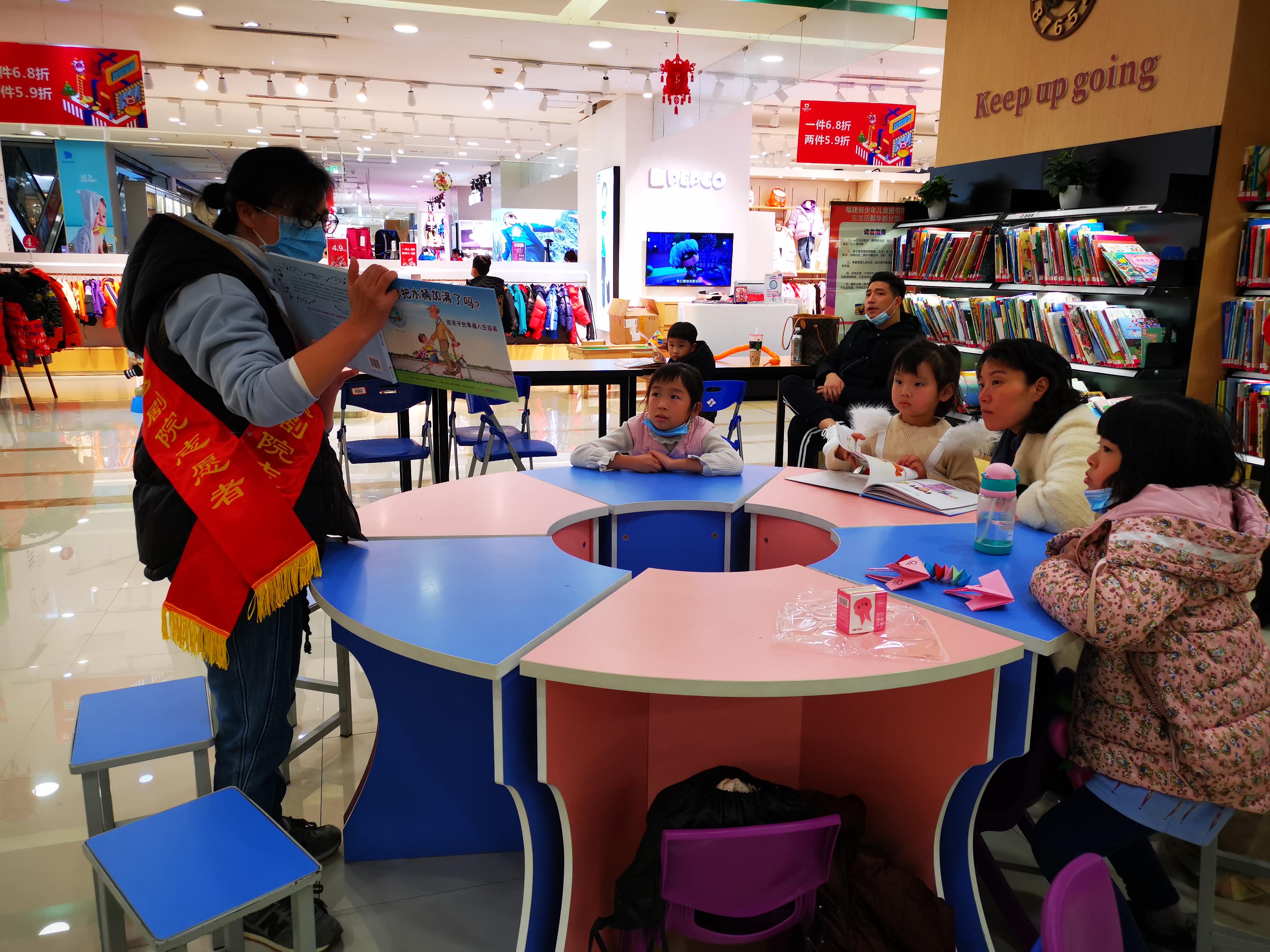 心连心传递爱--《爱心连环彩虹桥》亲子纸艺DIY公益活动举办