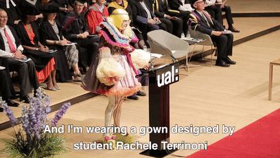 他以一己之力，让UAL的毕业典礼变成“女装大佬”的异装盛会