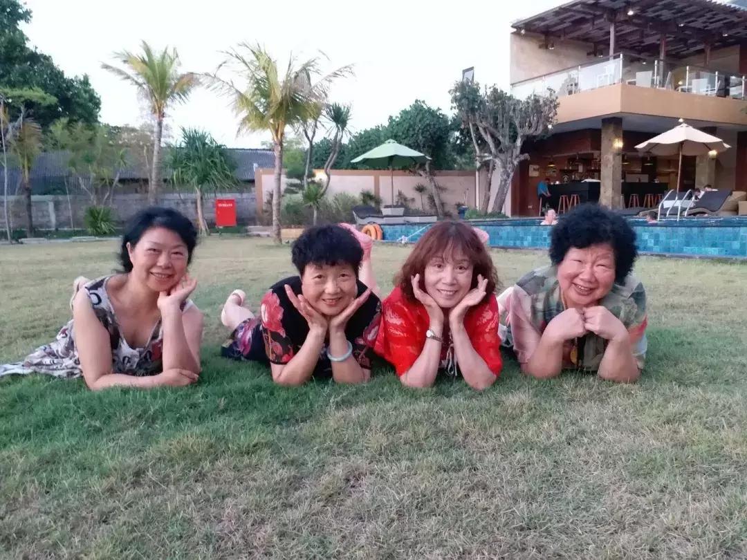 大妈拍照经典15个动作图片,大爷大妈经典拍照动作