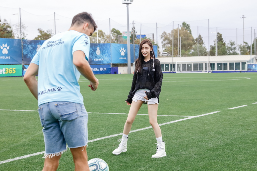 张天爱大胆穿搭走红毯,张天爱黑色polo衫搭运动裤子