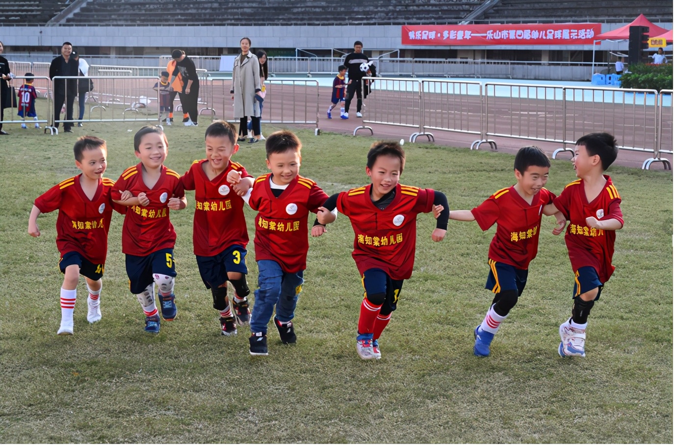 市少儿足球联赛圆满举办,乐山幼儿足球联赛