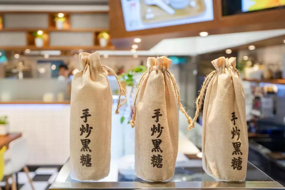 曝光！奶茶界Gucci新出了款“饱饱茶”，连续10天买1送1！