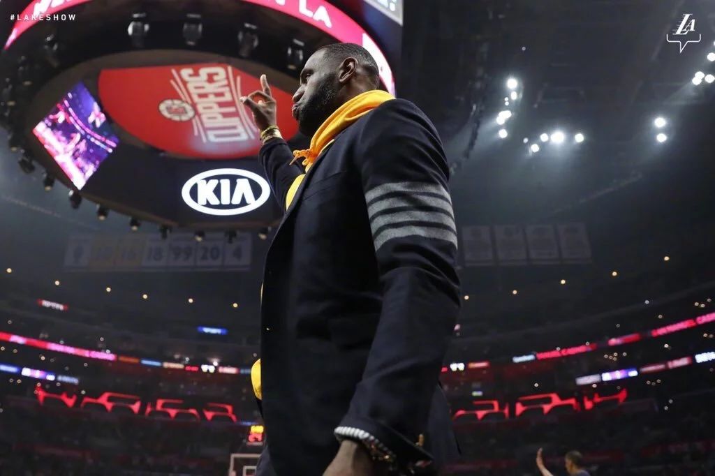 罗志祥女友坐在詹姆斯身旁让人羡慕，老詹公开招募自由球员加盟