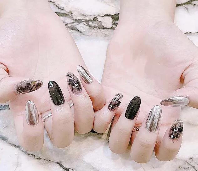 有一种颜色叫blackpink,blackpink黑色火焰美甲