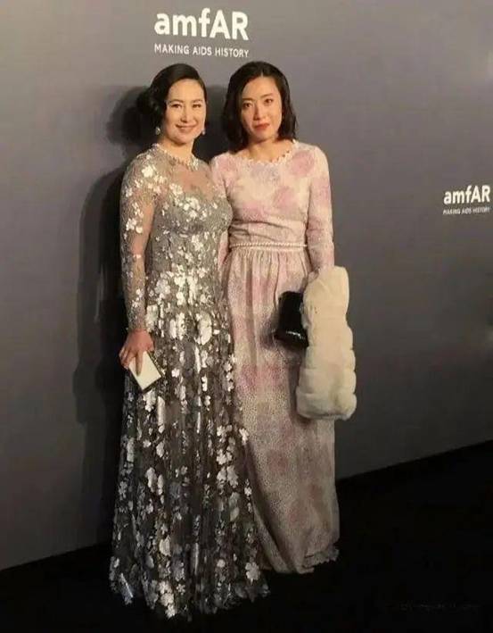 何超琼尽显老态不爱打扮,何超琼罕见现身气质是高贵优雅