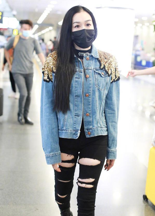 钟丽缇穿吊带外出超自信,钟丽缇穿黑色健美裤