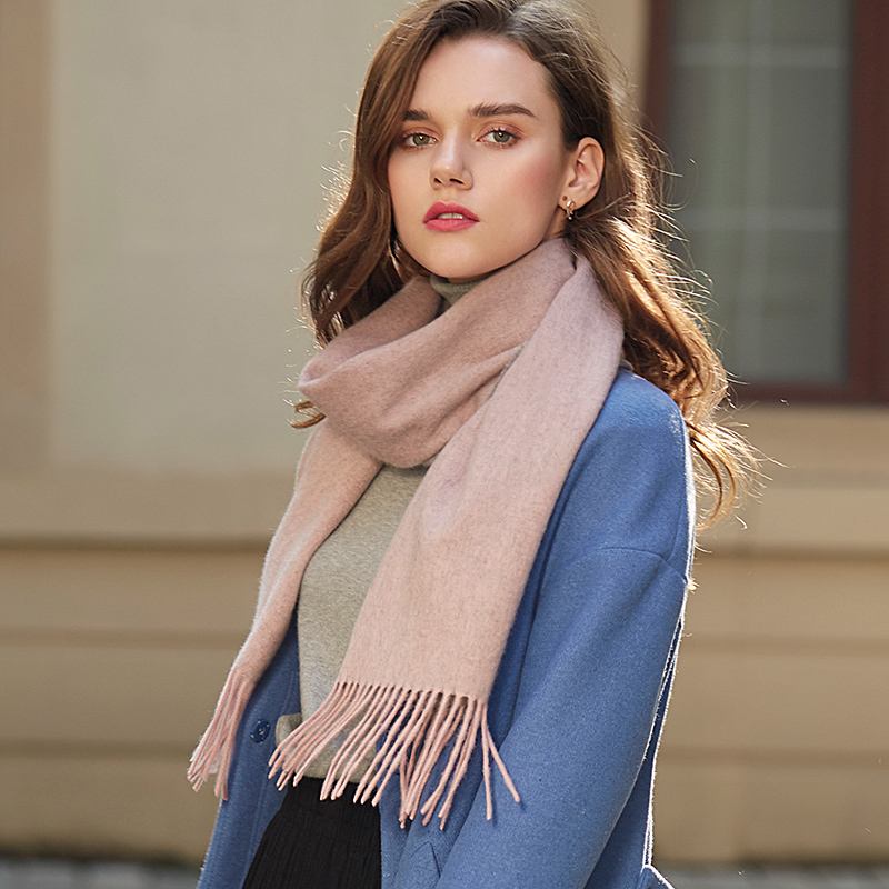 围巾怎样系秒变内搭,围巾自己织的怎么系