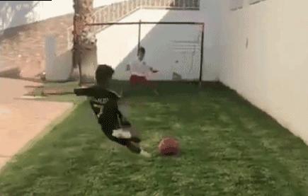 c罗儿子迷你罗踢球素材,c罗和迷你罗一起射任意球