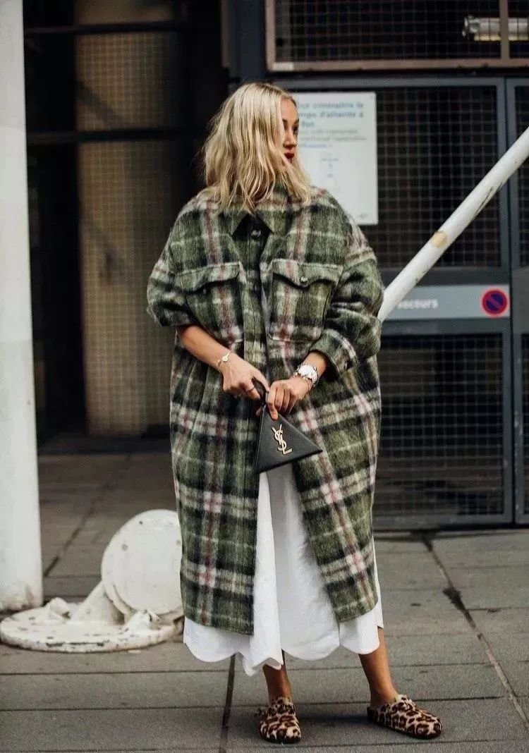 黑白格纹大衣怎么搭配好看,戴帽子黑白格纹大衣怎么搭配好看