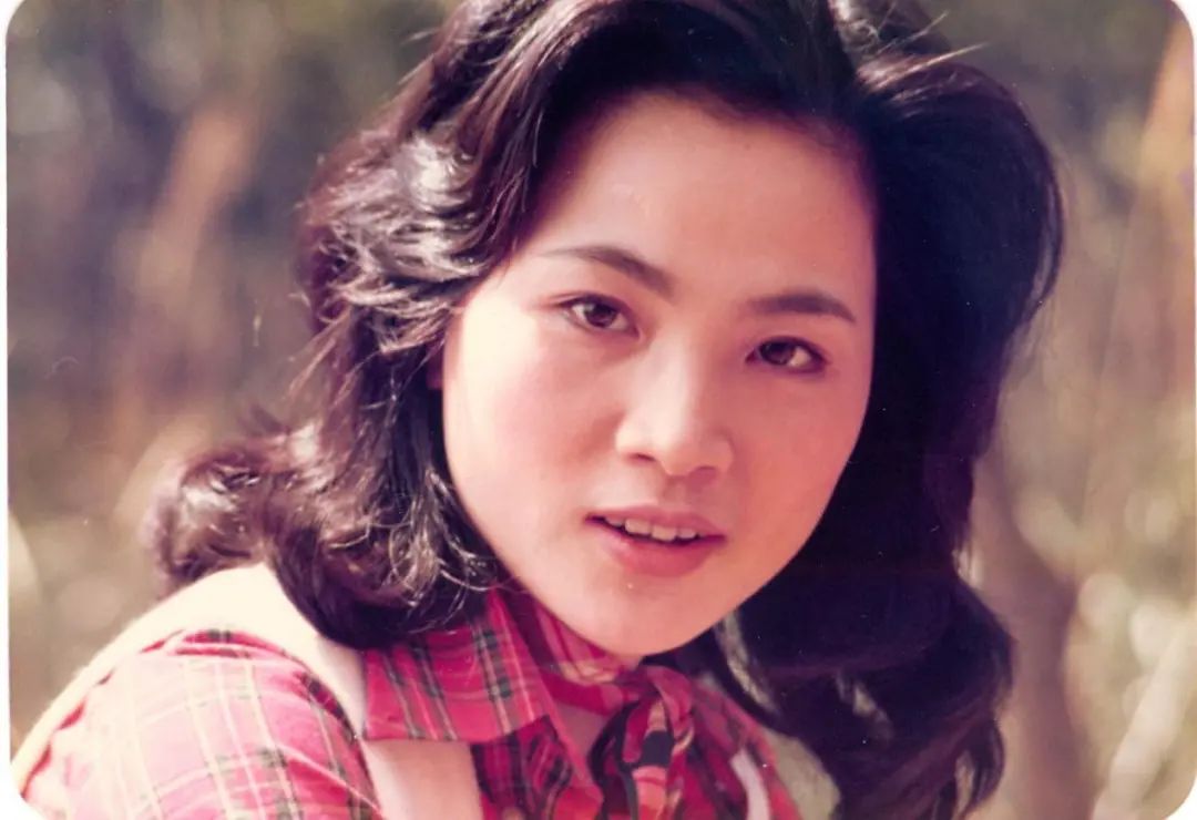 帽子歌后凤飞飞照片,台湾歌后凤飞飞简历