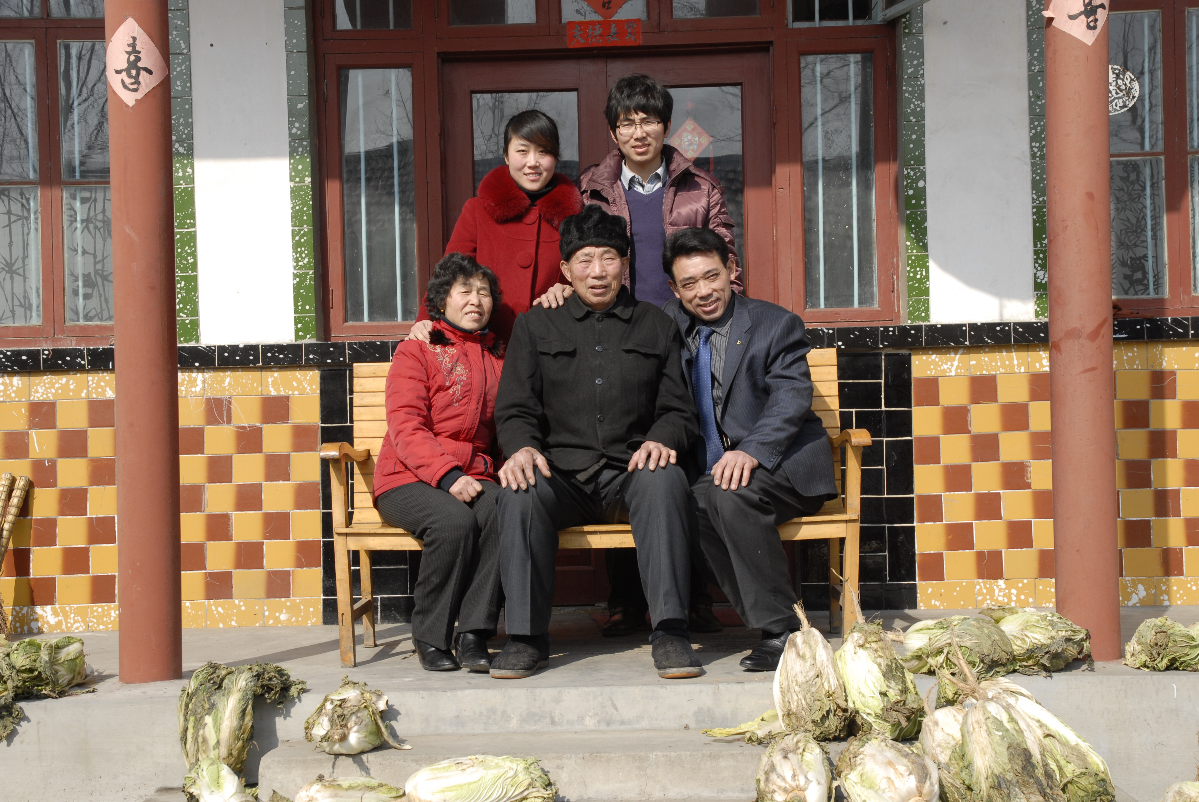 母女俩异地上学父亲留守,农村父母的真实故事图片