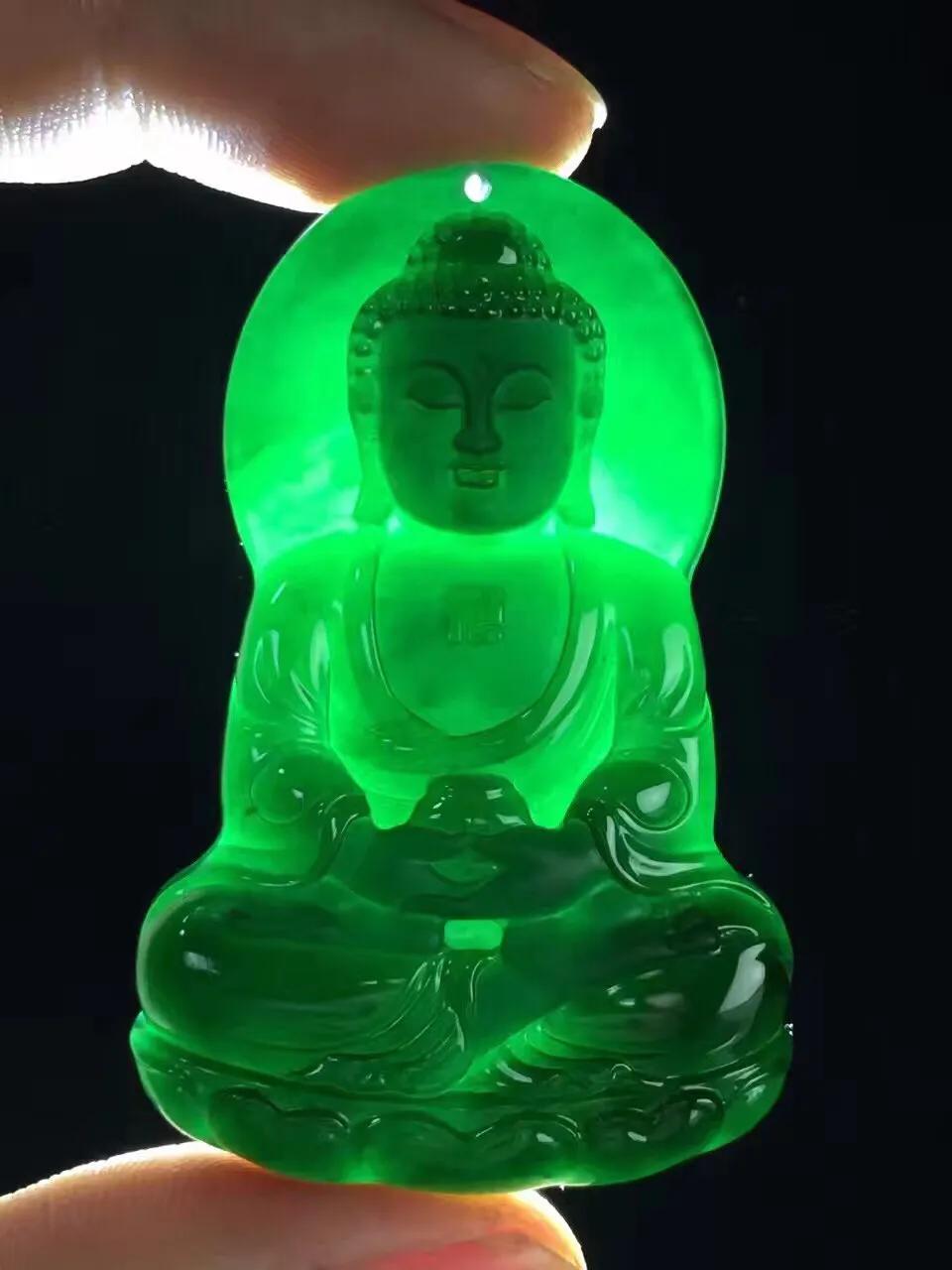 墨翠。一种深藏不露的翡翠。稳重而神秘