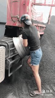 她直播“与狼共舞”获300万点赞：有些女人活成了传奇