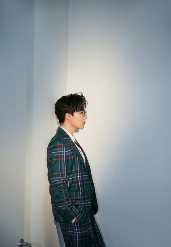 刘宇宁穿水蓝色西装外套饰品,刘宇宁的衣品