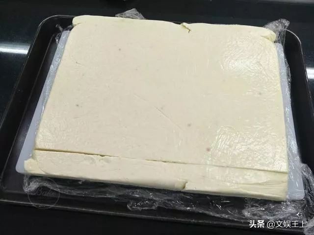 不用出门自己在家做蛋糕,不能出门就自己做了一个蛋糕