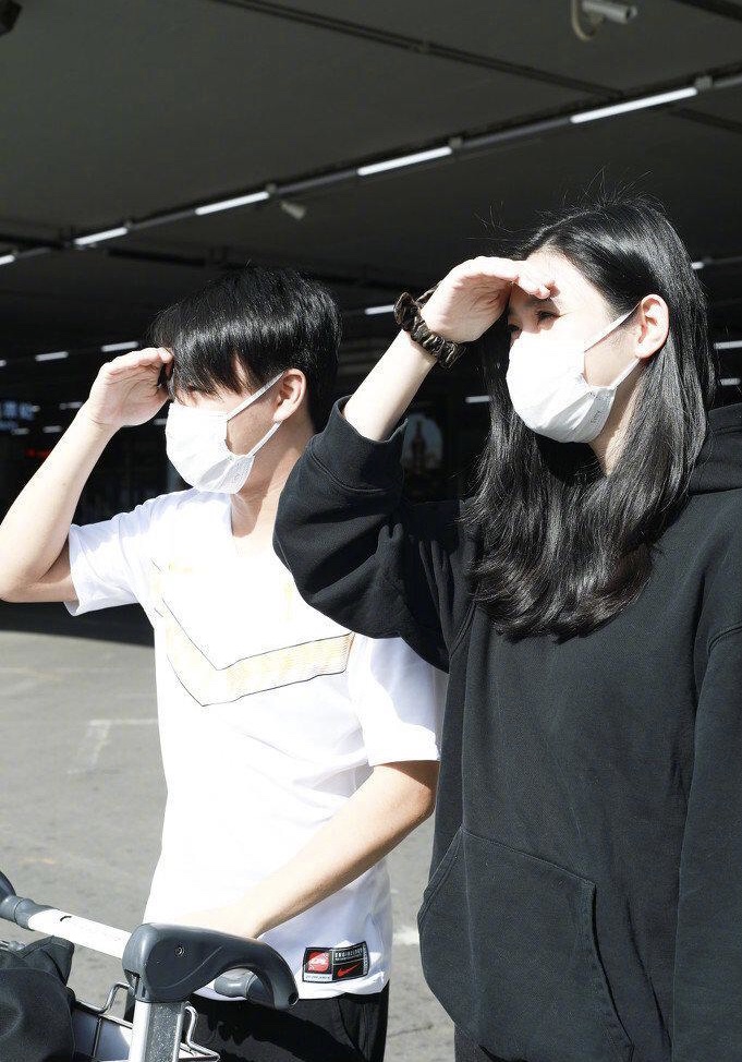 何猷君穿增高鞋追奚梦瑶,何猷君谈见奚梦瑶穿高跟鞋