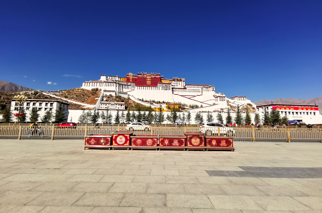 即使在路上走走，*藏西**风情也能让你流连忘返